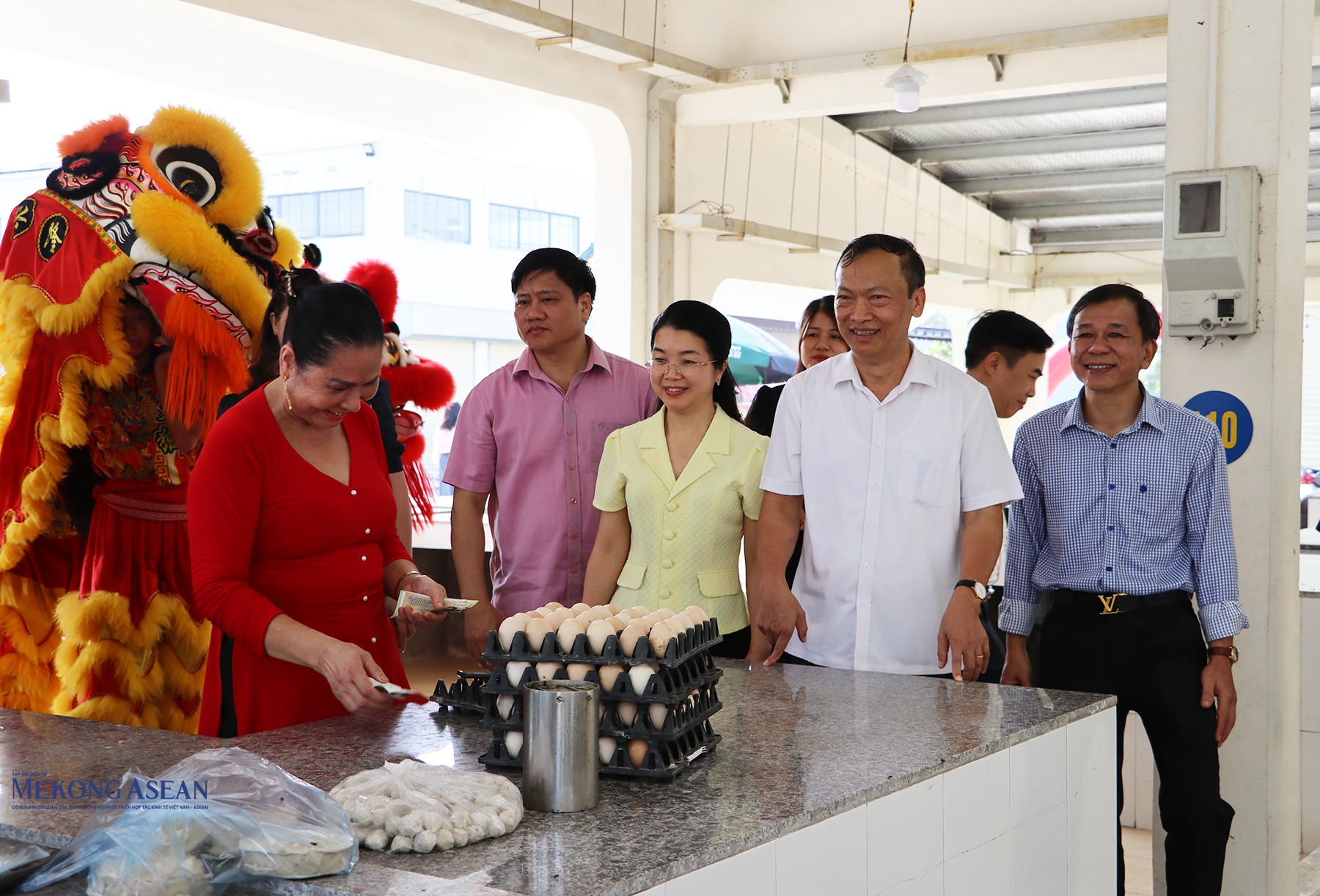 Ông Trần Văn Quyết, Phó Bí thư Huyện ủy, Chủ tịch UBND huyện Cẩm Giàng và các đại biểu đến thăm các gian hàng và trò chuyện với các tiểu thương trong chợ mới Phú Lộc.