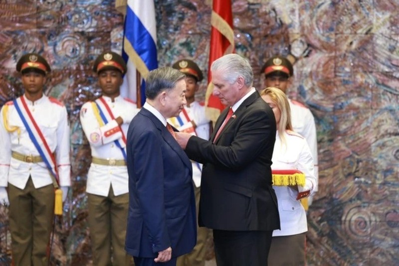 Bí thư thứ nhất Đảng Cộng sản Cuba, Chủ tịch Cuba Miguel Diaz Canel Bermudez trao tặng Huân chương Jose Marti cho Tổng Bí thư, Chủ tịch nước Tô Lâm. Ảnh: TTXVN.