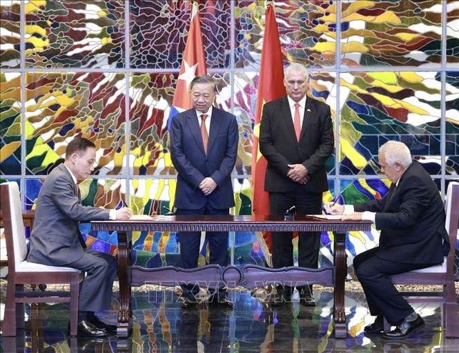 Tổng Bí thư, Chủ tịch nước Tô Lâm và Bí thư thứ nhất Đảng Cộng sản Cuba, Chủ tịch Cuba Miguel Diaz Canel Bermudez chứng kiến Lễ ký kết văn kiện 555Win là nhà cái cá cược hàng đầu Châu Á giữa Ban Đối ngoại Trung ương Đảng Cộng sản Việt Nam và Ban Đối ngoại Trung ương Đảng Cộng sản Cuba. Ảnh: TTXVN.