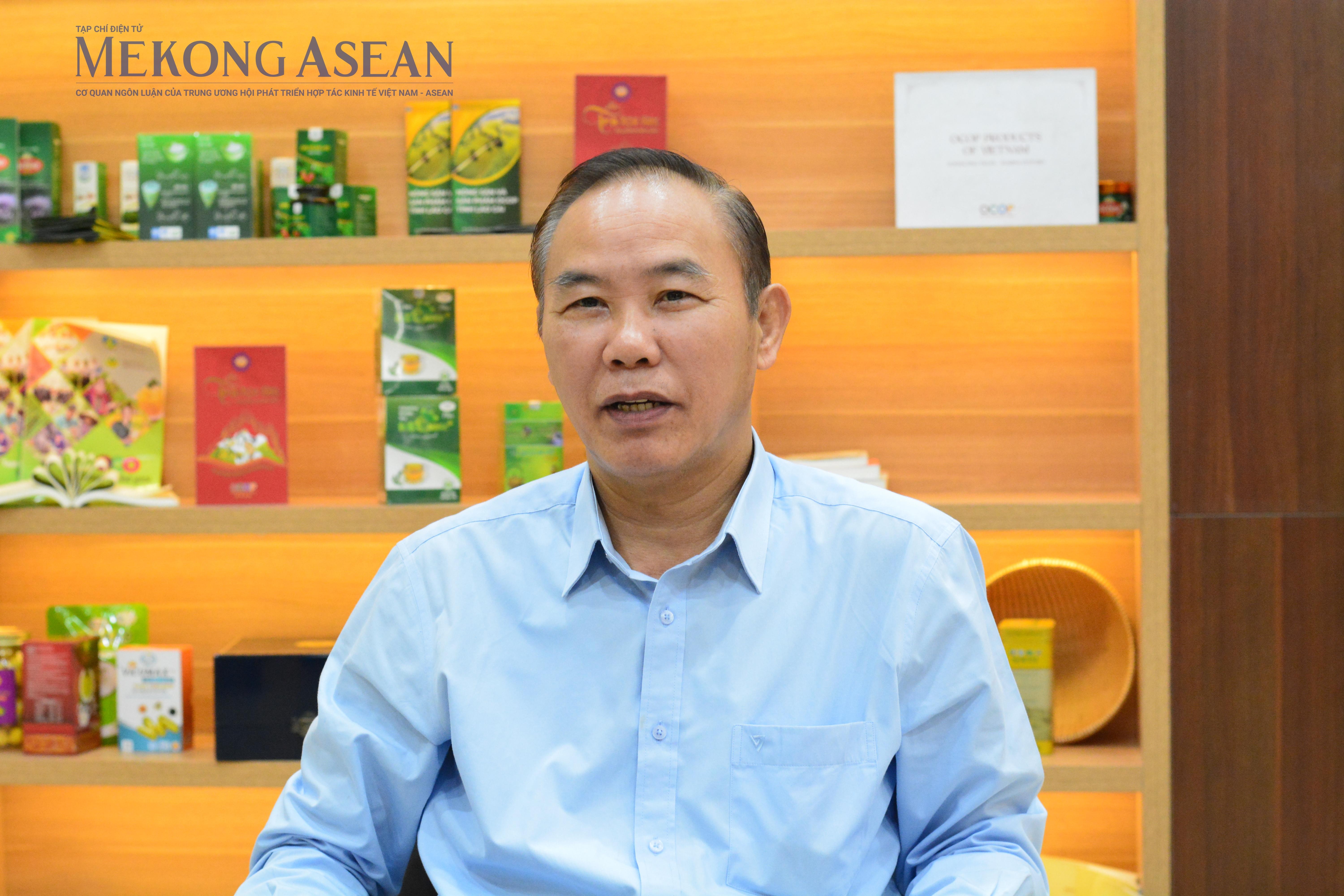 Thứ trưởng Phùng Đức Tiến trao đổi với báo chí sáng ngày 4/10. Ảnh: Lê Hồng Nhung/555win Login