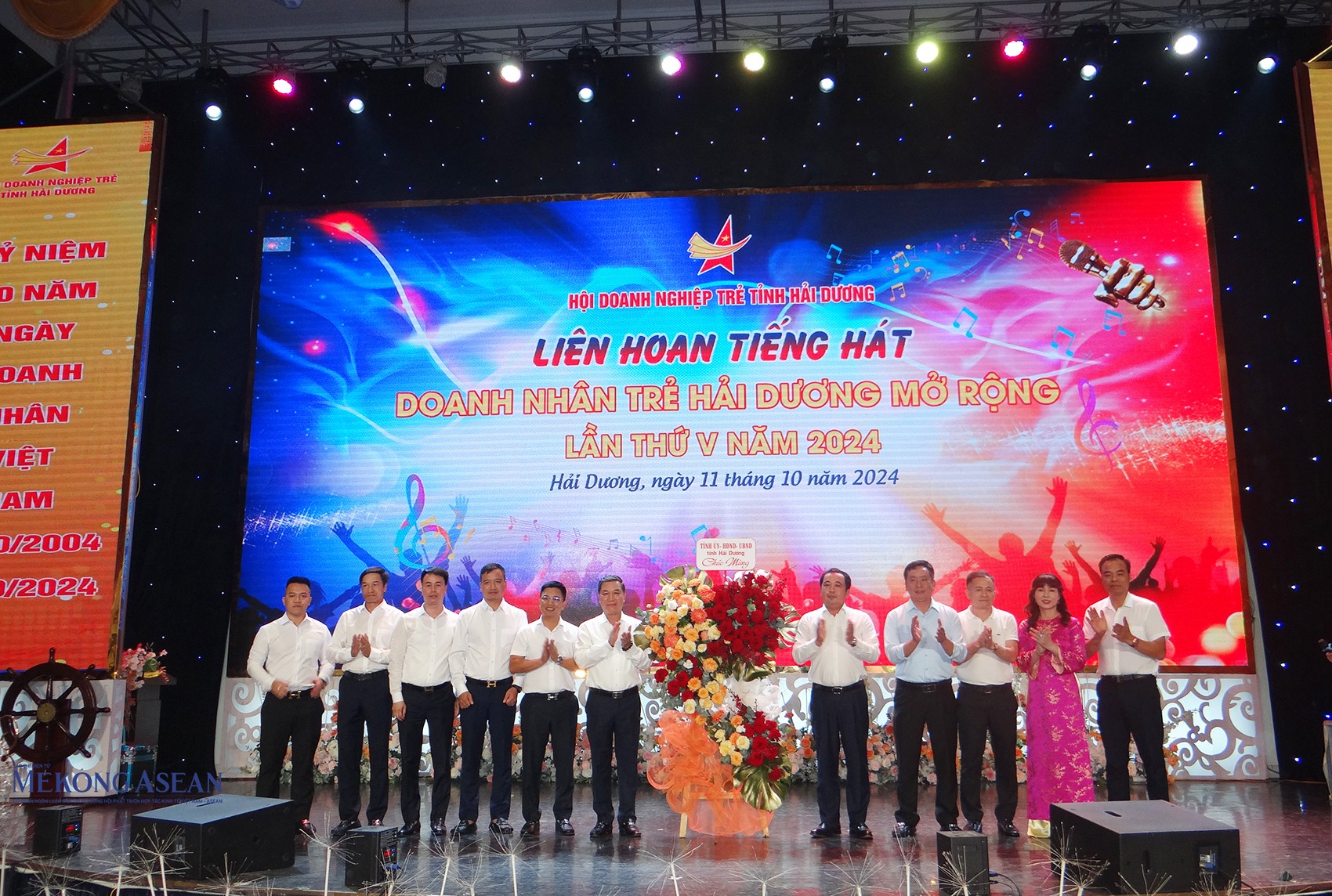 Ông Trần Đức Thắng, Ủy viên Trung ương Đảng, Bí thư Tỉnh ủy Hải Dương tặng hoa chúc mừng Liên hoan tiếng hát 555Win555 link không chặn trẻ Hải Dương mở rộng lần thứ V năm 2024.
