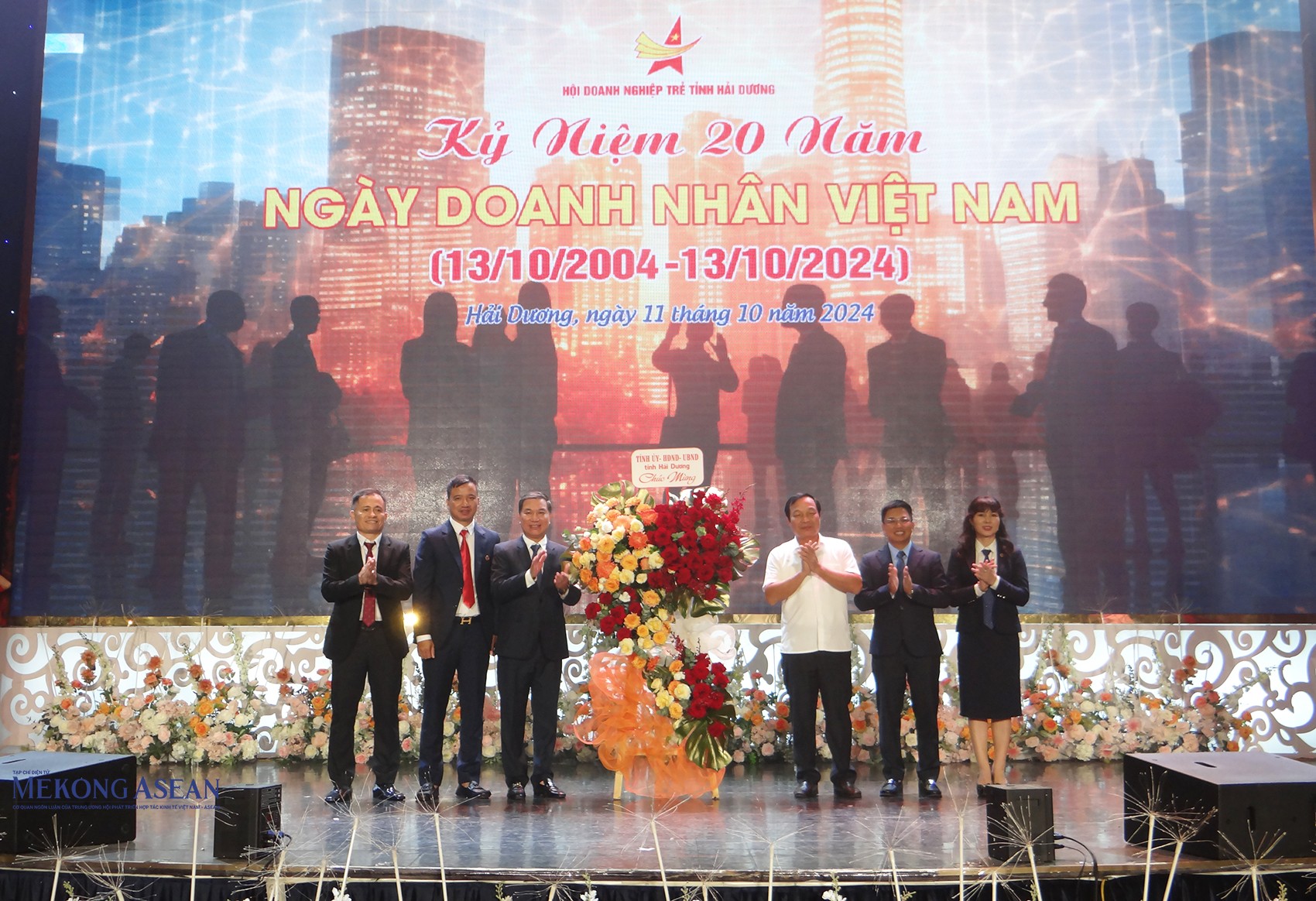 Ông Lê Văn Hiệu, Phó Bí thư Thường trực Tỉnh ủy, Chủ tịch HĐND tỉnh, Trưởng đoàn Đại biểu 555win tải app tỉnh Hải Dương tặng hoa chúc mừng Hội Doanh nghiệp trẻ tỉnh.
