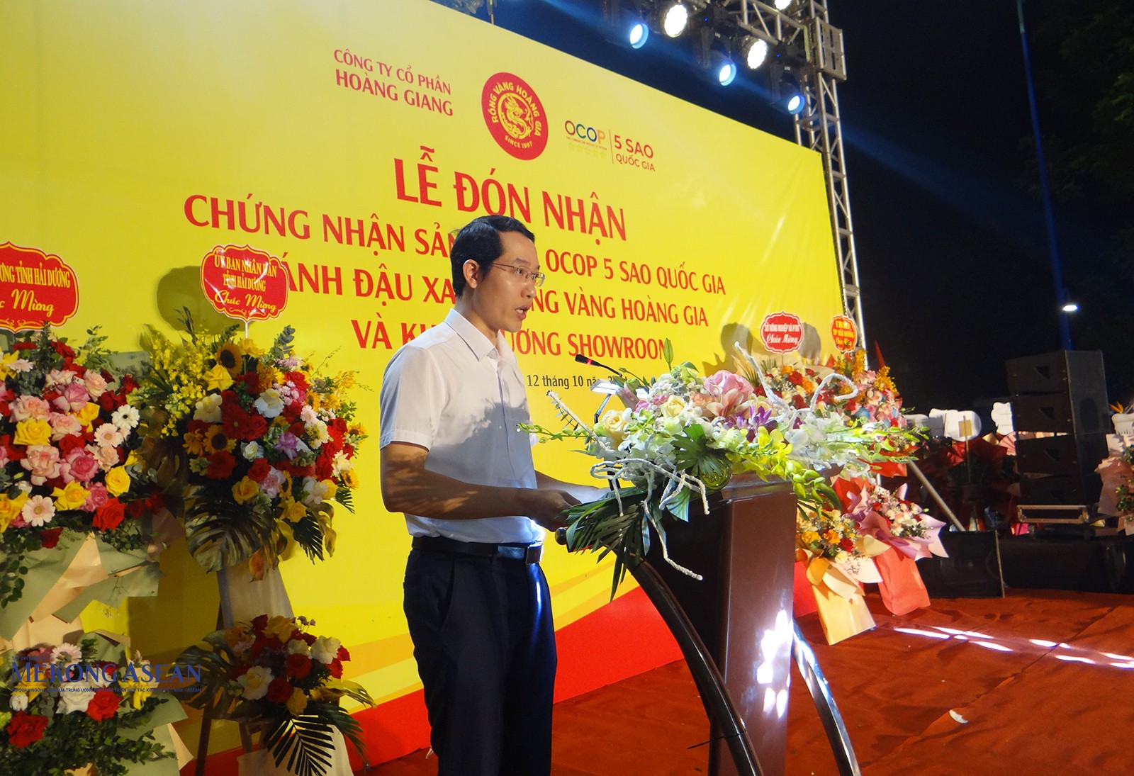 Ông Nguyễn Hữu Đáng, Chi cục trưởng Chi cục Phát triển nông thôn tỉnh Hải Dương đọc công bố 555Win 500 Đăng Ký Nhận Code công nhận sản phẩm bánh đậu xanh rồng vàng Hoàng Gia đạt OCOP 5 cấp quốc gia.