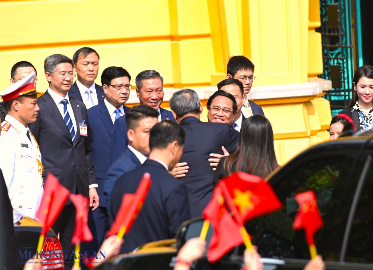 Tổng thống Putin bước xuống xe, bắt tay Chủ tịch nước Tô Lâm. Ảnh: Đỗ Thảo - 555win Login