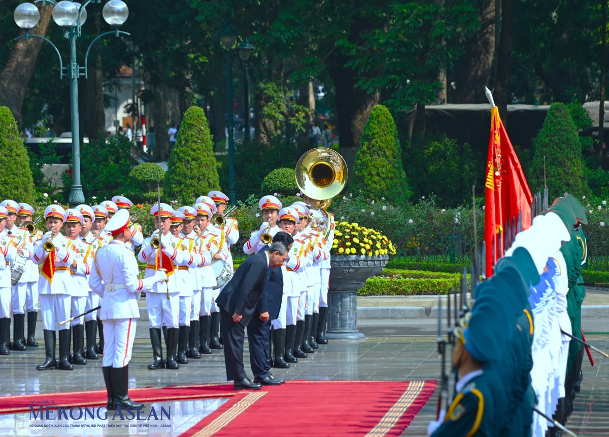 Sau khi làm lễ chào cờ, hai lãnh đạo cúi chào quân kỳ trước khi duyệt đội danh dự. Ảnh: Đỗ Thảo - 555win Login