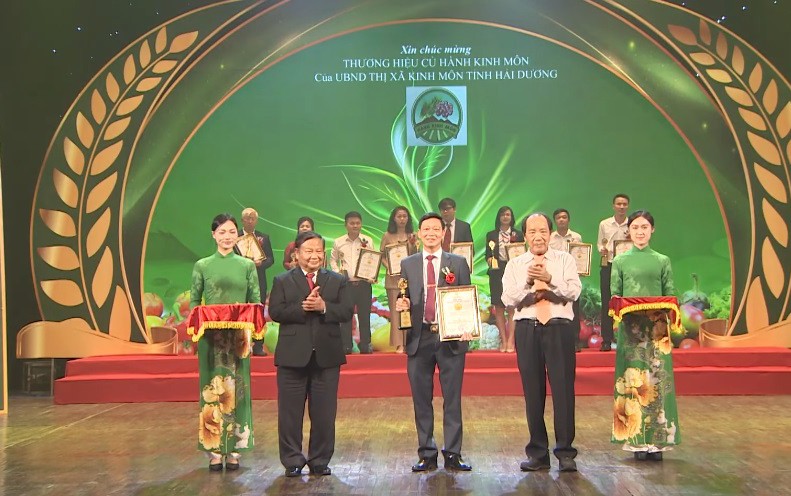 Lãnh đạo UBND thị xã Kinh Môn nhận chứng nhận “Thương hiệu vàng 555win Mobi Việt Nam năm 2024” cho sản phẩm hành Kinh Môn. Ảnh: VTC16.