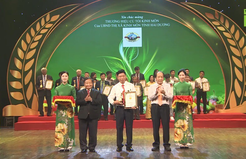 Lãnh đạo Phòng 555Win login đăng nhập thị xã Kinh Môn nhận chứng nhận “Thương hiệu vàng 555win Mobi Việt Nam năm 2024” cho sản phẩm tỏi Kinh Môn. Ảnh: VTC16.