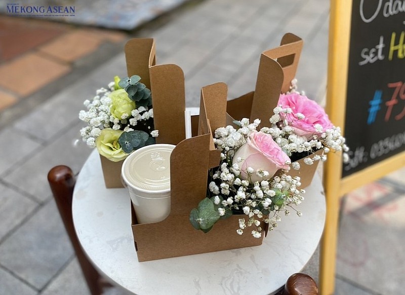 Set quà 'trà kèm hoa' tiếp tục nở rộ dịp 20/10