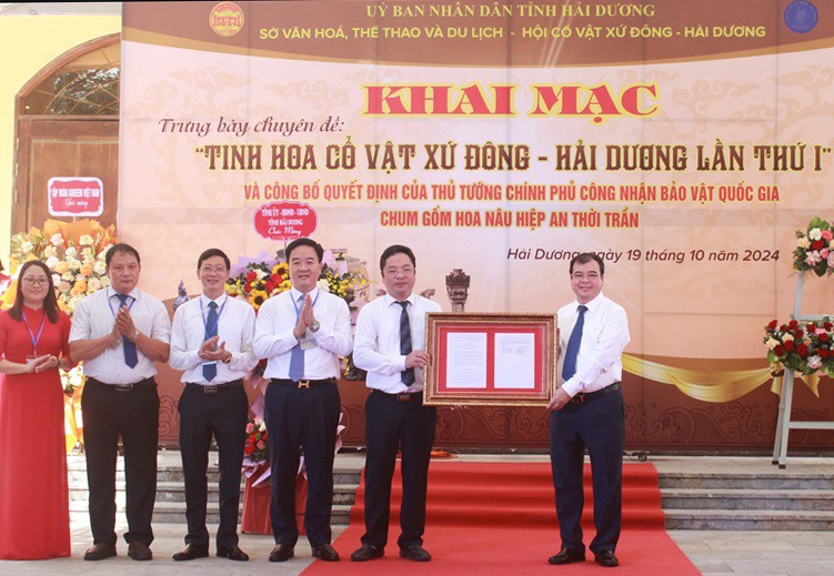 Ông Nguyễn Minh Hùng, Phó Chủ tịch UBND tỉnh Hải Dương trao 555Win 500 Đăng Ký Nhận Code của Phiên bản chính thức của 555Win Chính phủ công nhận Chum gốm hoa nâu Hiệp An thời Trần là bảo vật quốc gia.