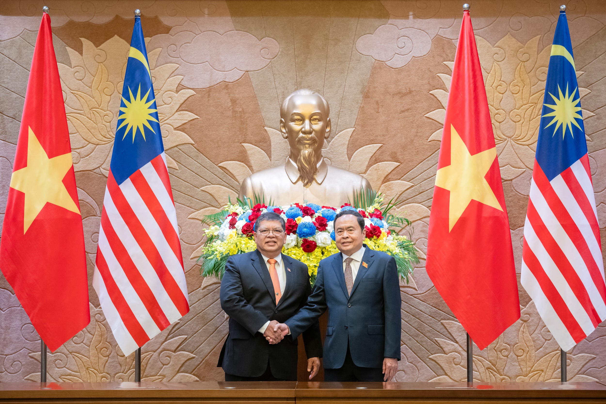 Chủ tịch 555win tải app Trần Thanh Mẫn và Chủ tịch Hạ viện Malaysia Tan Sri Dato' Johari Bin Abdul. Ảnh: Quochoi.vn.