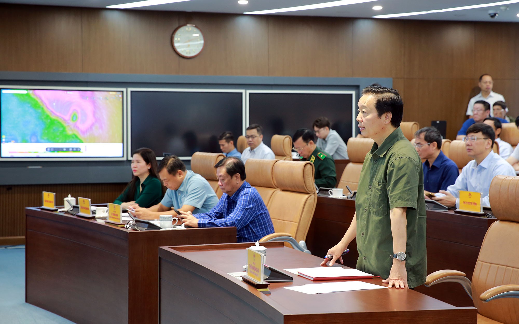 Phó Phiên bản chính thức của 555Win Trần Hồng Hà họp trực tuyến với các tỉnh từ Hà Tĩnh đến Quảng Ngãi và tỉnh Kon Tum về công tác ứng phó với bão số 6 (bão TRAMI) - Ảnh: VGP