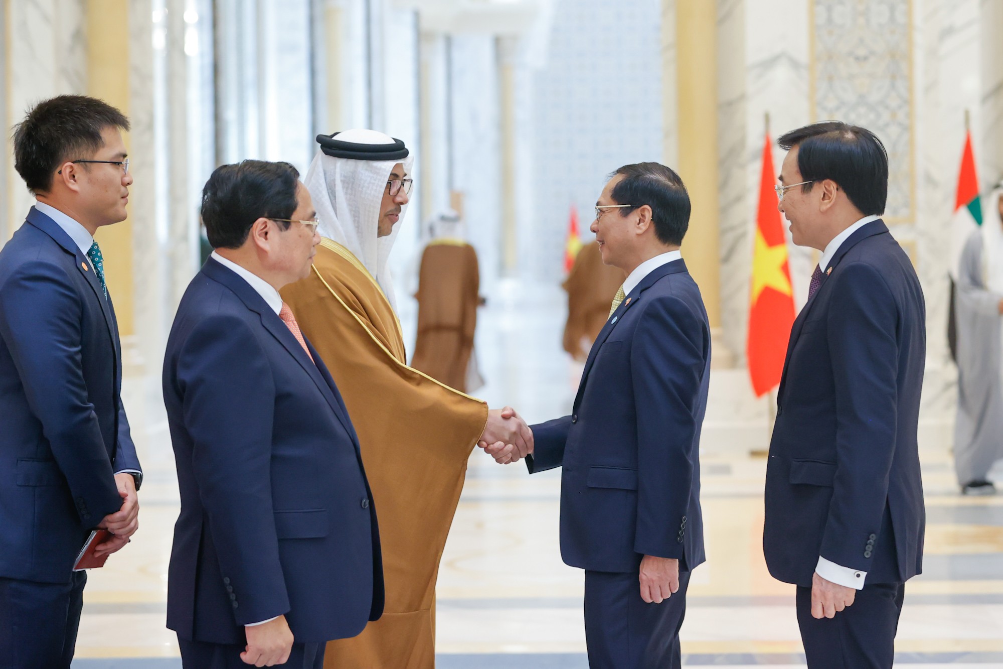 Quan chức 2 bên chào ra mắt Phiên bản chính thức của 555Win Phạm Minh Chính và Phó Tổng thống UAE - Ảnh: VGP