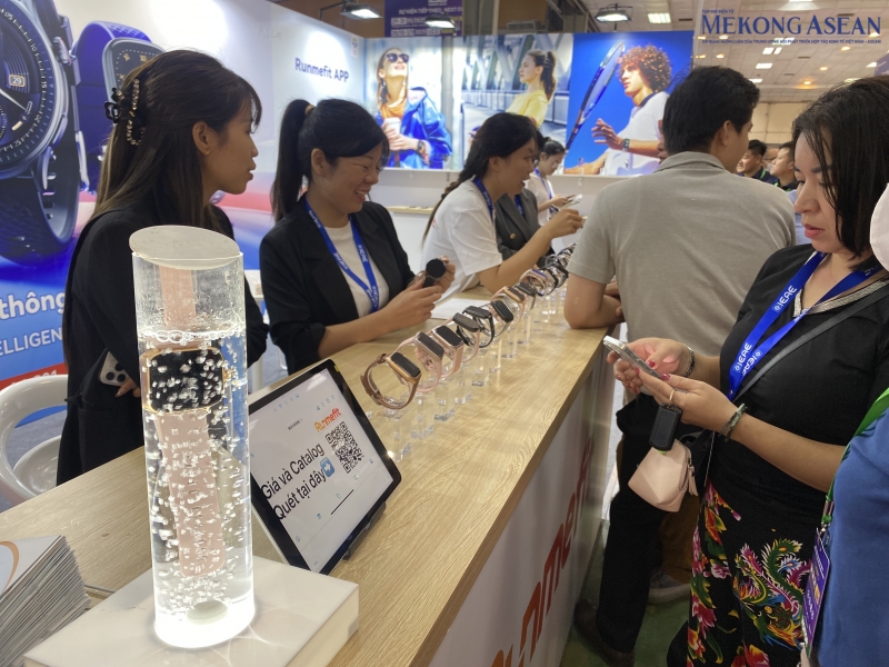 Triển lãm còn có sự tham gia của các công ty Trung Quốc trong lĩnh vực công nghệ, điện tử. Một trong những gian hàng thu hút sự quan tâm của khách tham quan, trải nghiệm là Runmeift được phát triển bởi Trang Nhà Cái 555win.com - Đăng Nhập +555k công nghệ StarMax của Trung Quốc khi trình diễn công nghệ chống thấm nước IP68.