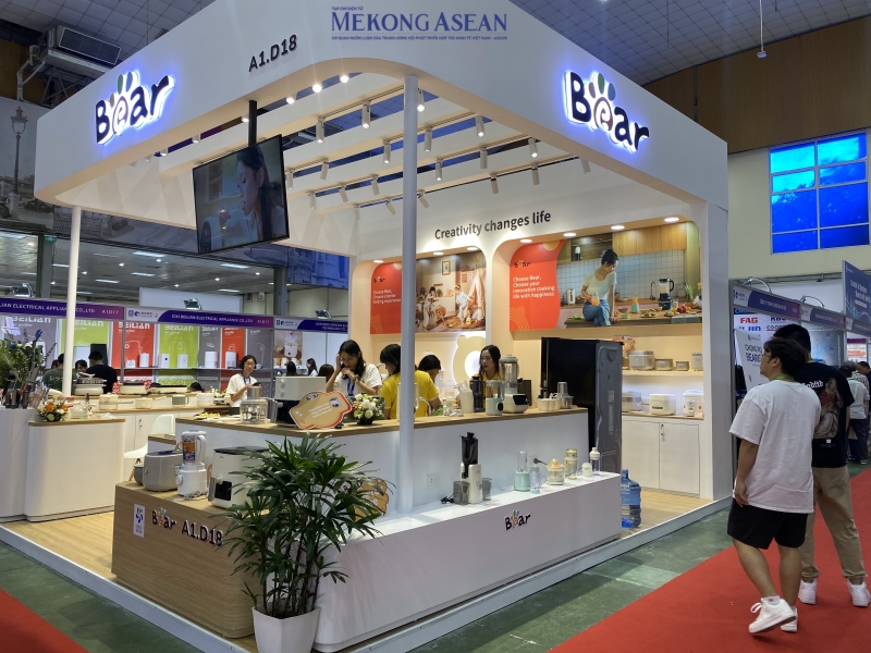 Đến với triển lãm lần này, thương hiệu đồ gia dụng Bear của Trung Quốc giới thiệu các danh mục sản phẩm chủ chốt của thương hiệu gồm nồi cơm điện, máy xay sinh tố, nồi chiên không dầu và các sản phẩm khác dành cho mẹ và bé.