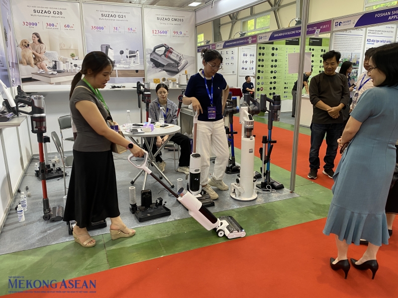 Đặc biệt, những gian hàng về đồ gia dụng thu hút lượng lớn khách tham quan.