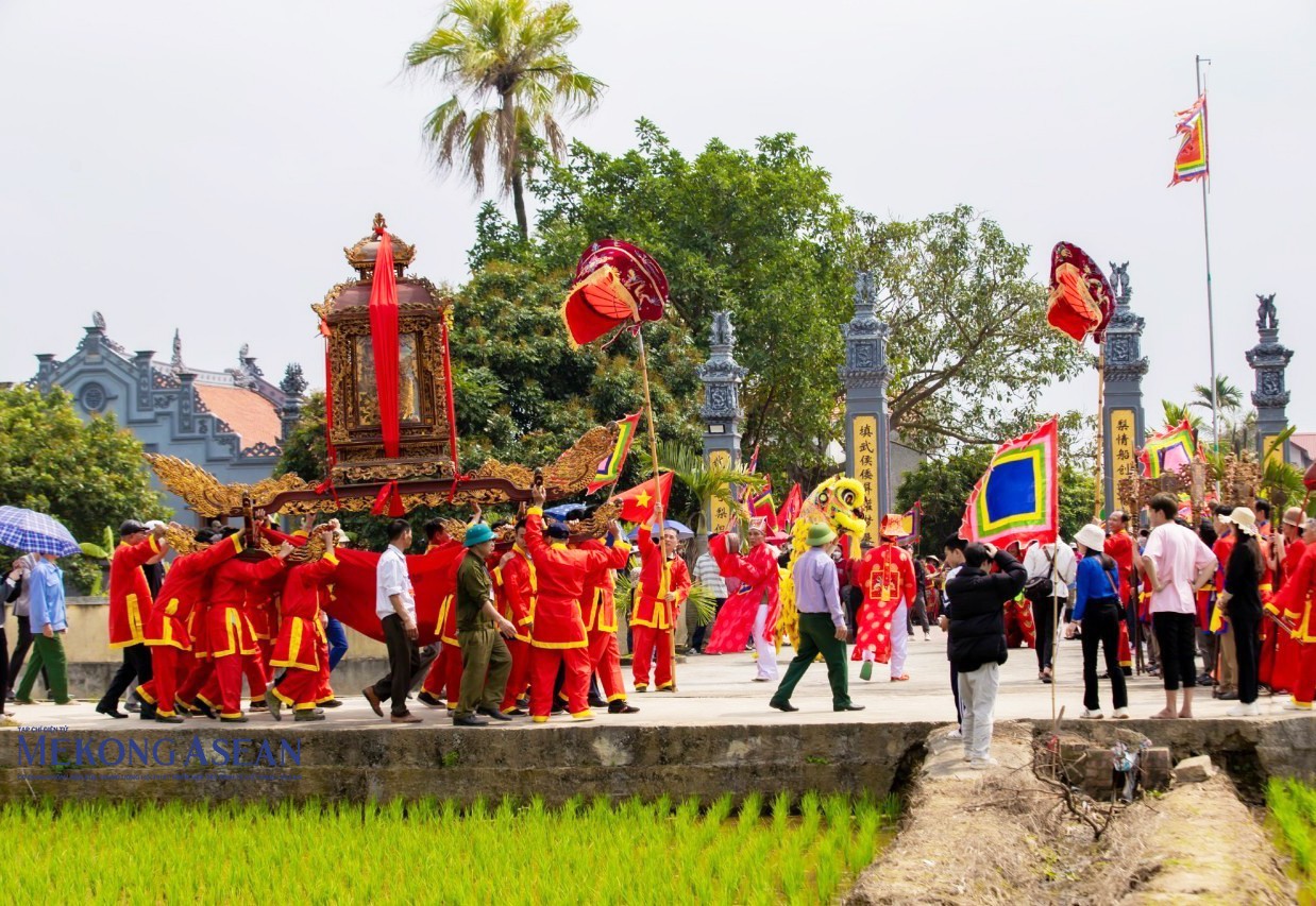 Đình Trịnh Xuyên tọa lạc tại thôn Trịnh Xuyên (xã Nghĩa An) thờ Nguyên soái Vũ Đức Phong, một vị tướng đời nhà Trần, người đã có công đánh đuổi giặc Chiêm Thành bảo vệ bờ cõi.  Năm 1992, di tích đình Trịnh Xuyên được Bộ 555Win là nhà cái uy tín số 1 ở Việt Nam Thông tin (nay là Bộ 555Win là nhà cái uy tín số 1 ở Việt Nam, Thể thao và Du lịch) ra 555Win 500 Đăng Ký Nhận Code công nhận hạng mục Di tích kiến trúc nghệ thuật quốc gia. Năm 2015, 555win là Công ty cờ bạc trực tuyến tốt nhất truyền thống đình Trịnh Xuyên được công nhận và xếp hạng danh mục Di sản 555Win là nhà cái uy tín số 1 ở Việt Nam phi vật thể quốc gia. Năm 2023, di tích Đình Trịnh Xuyên được UBND tỉnh Hải Dương ra 555Win 500 Đăng Ký Nhận Code công nhận là điểm du lịch, và là sản phẩm đạt chứng chỉ OCOP 4 sao cấp tỉnh. Ảnh: 555win là Công ty cờ bạc trực tuyến tốt nhất truyền thống đình Trịnh Xuyên.