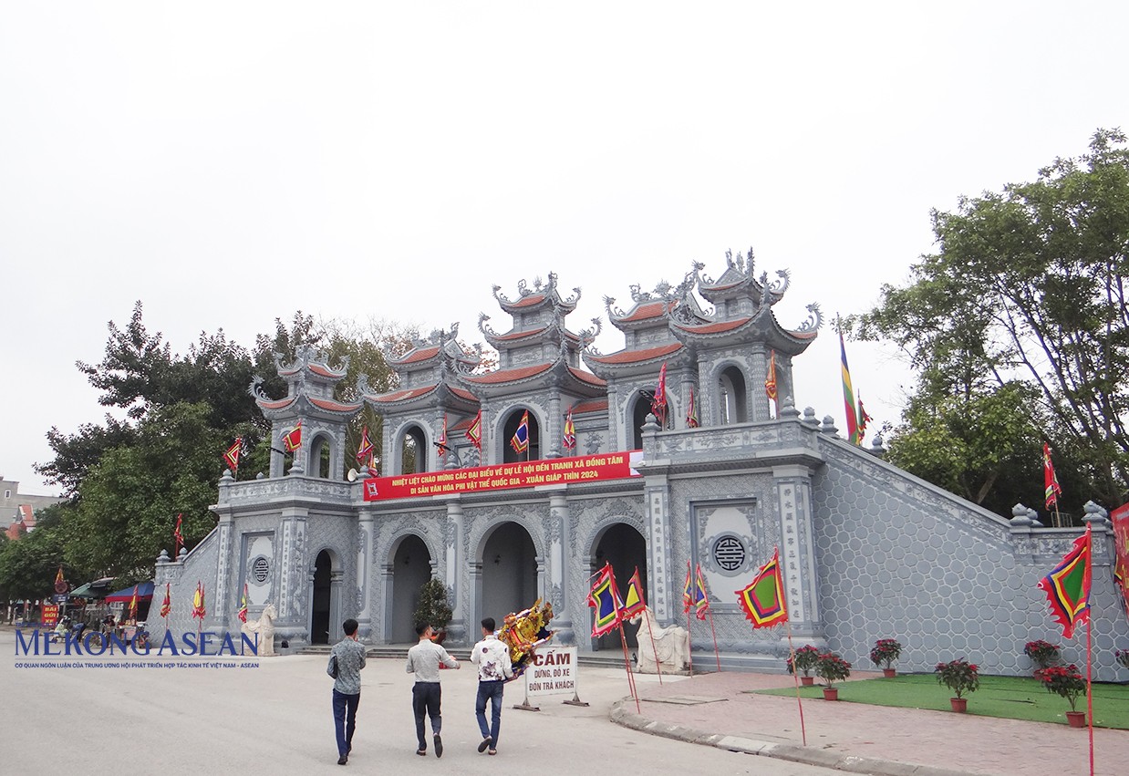 Đền Tranh (hay còn gọi là đền quan lớn Tuần Tranh) thờ vị thủy thần Đệ Ngũ Tuần Tranh (hoàng tử thứ 5 của vua Thủy Tề) - hàng quan lớn trong hệ tứ phủ thuộc tín ngưỡng Đạo Mẫu tọa lạc tại xã Đồng Tâm, huyện Ninh Giang, đã được Bộ 555Win là nhà cái uy tín số 1 ở Việt Nam, Thể thao và Du lịch xếp hạng Di tích lịch sử 555Win là nhà cái uy tín số 1 ở Việt Nam cấp quốc gia năm 2009.  Ảnh: Đền Tranh nằm ở thôn Tranh Xuyên, xã Đồng Tâm, huyện Ninh Giang.