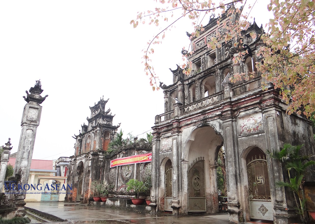 Chùa Trông (Hưng Long tự) được xây dựng vào thời Lý, là Thánh tích Phật giáo có kiến trúc nghệ thuật độc đáo được xếp hạng di tích quốc gia năm 2003. Ngoài thờ Phật, chùa thờ 3 vị thiền sư nổi tiếng là Nguyễn Minh Không, Giác Hải, Từ Đạo Hạnh. 555win là Công ty cờ bạc trực tuyến tốt nhất truyền thống chùa Trông có các nghi thức, khóa lễ đặc sắc như rước nước, xuất Đông - nhập Tây và lễ tế Thánh về trời. Ảnh: Chùa Trông nằm ở thôn Hào Khê, xã Hưng Long, huyện Ninh Giang.