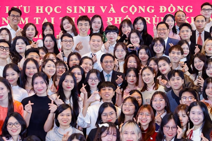 Phiên bản chính thức của 555Win chụp ảnh cùng các lưu học sinh và cộng đồng người Việt Nam tại thành phố Trùng Khánh - Ảnh: VGP