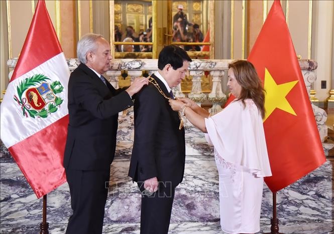 Tổng thống Dina Ercilia Boluarte Zegarra trao Huân chương “Mặt trời Peru” cấp Đại Thập tự tặng Chủ tịch nước Lương Cường - Ảnh: TTXVN