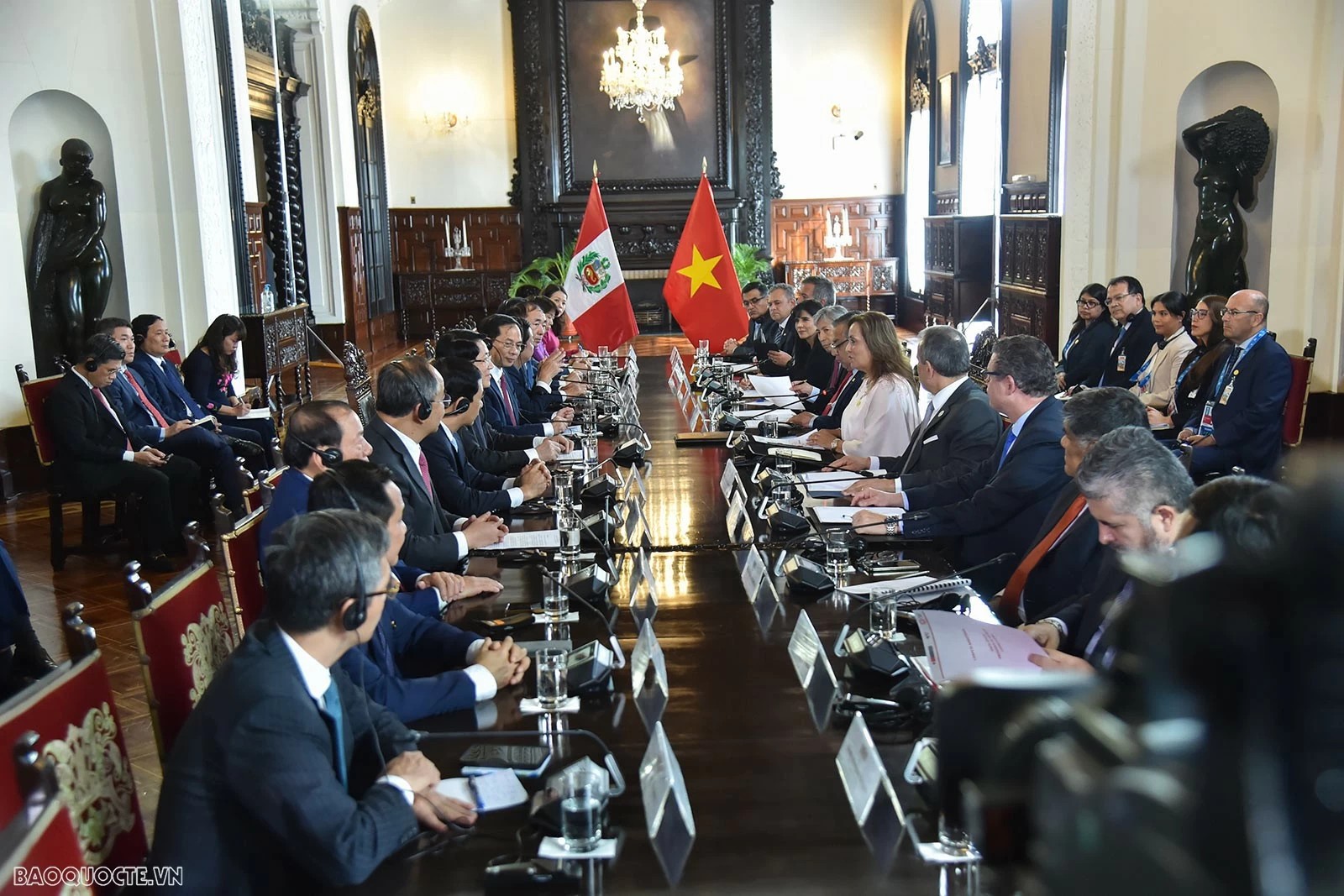 Chủ tịch nước Lương Cường và Tổng thống Peru Dina Boluarte tiến hành hội đàm