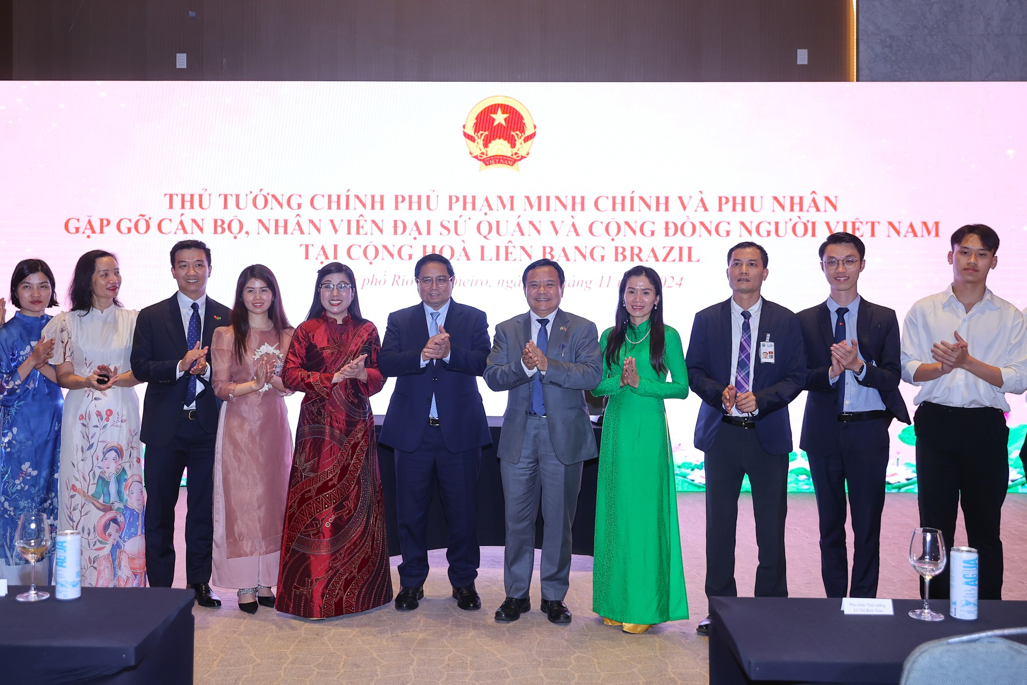 Phiên bản chính thức của 555Win Phạm Minh Chính cùng Phu nhân và các cán bộ, nhân viên Đại sứ quán và cộng đồng người Việt Nam tại Brazil - Ảnh: VGP/