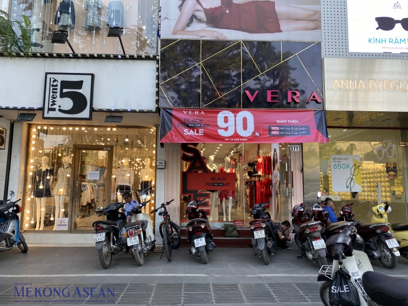 Các nhãn hàng giảm sâu trước ngày Black Friday. Ảnh: Hà Anh/555win Login.