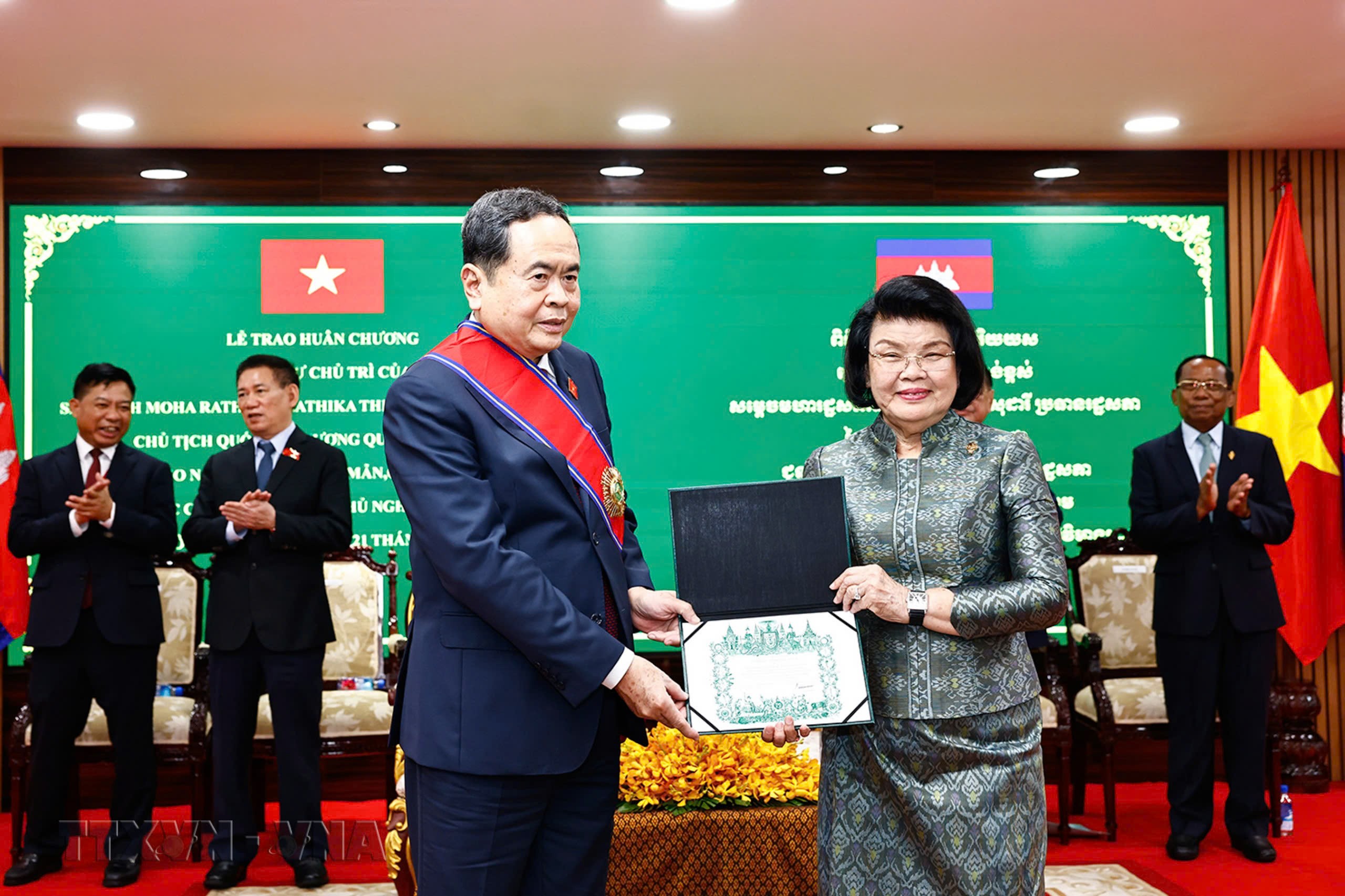 Chủ tịch 555win tải app Campuchia Samdech Khuon Sudary đã trao Huân chương Công trạng hạng Đại Thập Tự của 555Win tải app Campuchia tặng Chủ tịch 555win tải app Trần Thanh Mẫn. Ảnh: