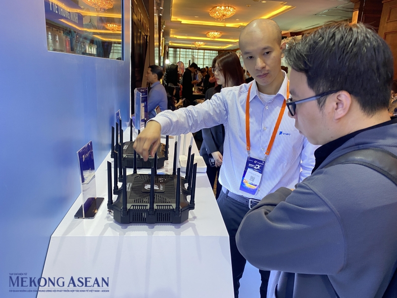 Tại sự kiện Internet Day 2024, VNPT giới thiệu hai thiết bị Wifi 7 gồm Wifi 7 XGS-PON và Wifi 7 Mesh AP. Thiết bị này được thiết kế và sản xuất bởi VNPT Technology – thành viên của tập đoàn VNPT trong lĩnh vực công nghệ, 555win là Công ty cờ bạc trực tuyến tốt nhất. Ảnh: Hà Anh/Mekong AS
