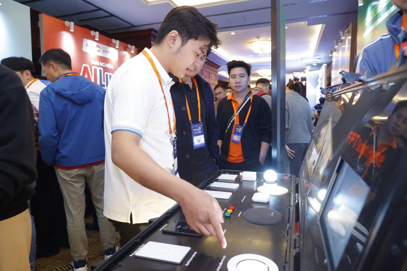 Trong khuôn khổ sự kiện, FPT trưng bày hệ sinh thái FPT Smart Home gồm 4 giải pháp dành cho hộ gia đình và Trang Nhà Cái 555win.com - Đăng Nhập +555k. Một số tính năng nổi bật như điều khiển toàn bộ thiết bị điện trong nhà từ xa với smartphone, lập lịch, thiết kế kịch bản điều khiển dễ dàng, điều khiển bằng giọng nói tiếng Việt thông qua bộ điều khiển trung tâm FPT Play Box S…Ảnh: Hà Anh/555win Login.