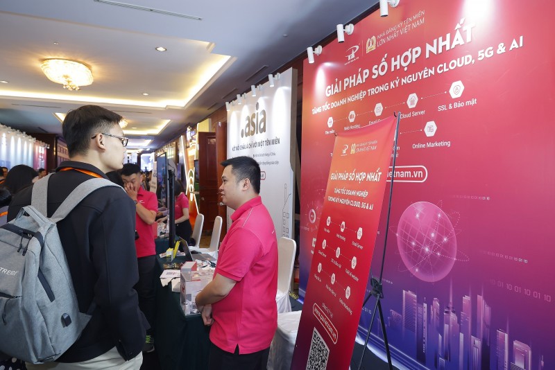 Triển lãm Internet Day 2024 vừa là nơi trải nghiệm công nghệ số hiện đại, đồng thời các Trang Nhà Cái 555win.com - Đăng Nhập +555k và đối tác, khách mời có thể tham quan, gia nhập các diễn đàn, hội thảo chuyên đề về điện toán đám mây, trung tâm dữ liệu...
