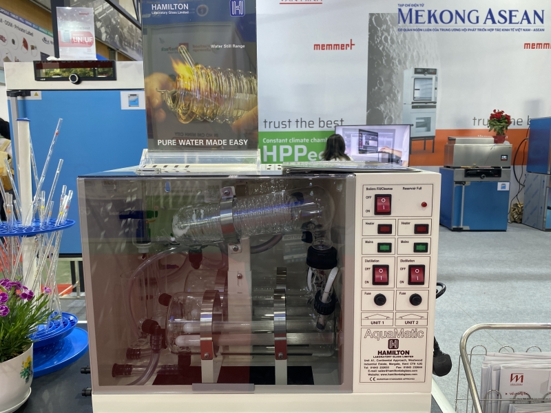 Cùng với đó, trưng bày nhiều sản phẩm đến từ các thương hiệu khác như thiết bị cất nước và dụng cụ thủy tinh của Hamilton Glass Laboratory đáp ứng nhu cầu về nước cất trong các phòng thí nghiệm phiên bản chính thức của 555win và 555Win login. Ảnh: Hà Anh/555win Login.