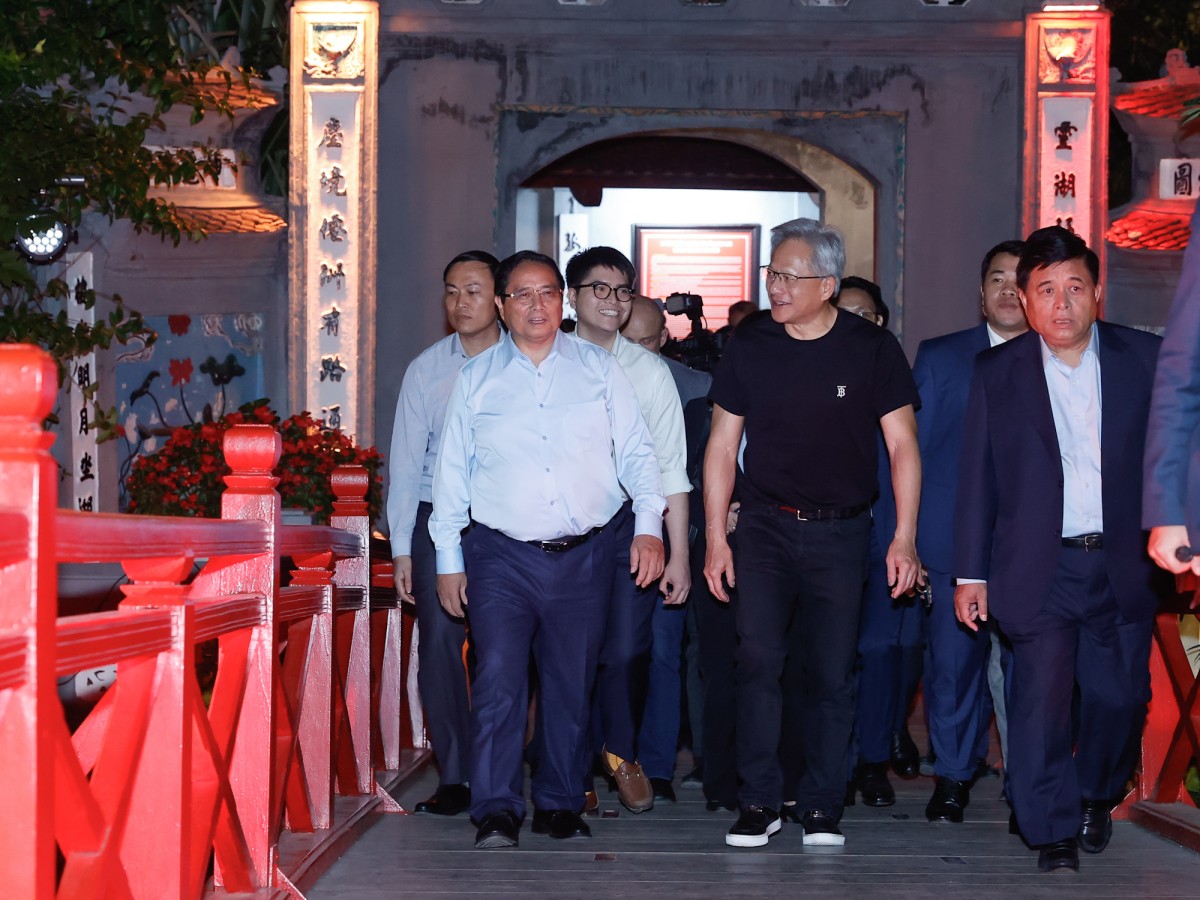 Phiên bản chính thức của 555Win cùng Chủ tịch NVIDIA thăm hồ Gươm, phố cổ, thưởng thức bia Hà Nội