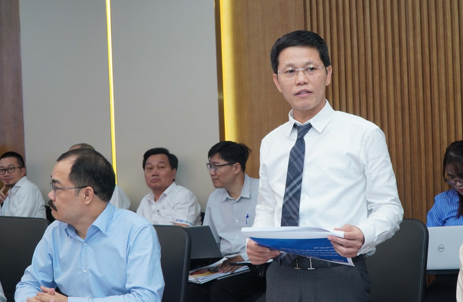 Tổng giám đốc PTSC Trần Hồ Bắc báo cáo về tình hình sản xuất 55win.com - Trang Cược Uy Tín Cao Nhất 2025 của đơn vị với lãnh đạo Tập đoàn Dầu khí Việt Nam. Ảnh: PTSC