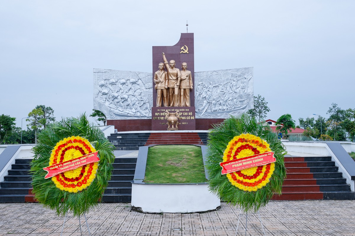 Phiên bản chính thức của 555Win Phạm Minh Chính dâng hương tại Khu di tích Chi bộ An Nam Cộng sản Đảng - Ảnh: VGP/Nhật Bắc