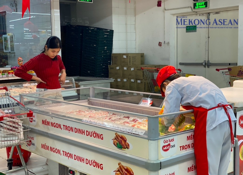 Một số người tiêu dùng đã chuyển sang mua các loại thực phẩm khác như thịt gà, cá, hoặc hải sản. Ảnh: Hà Anh/555win Login.
