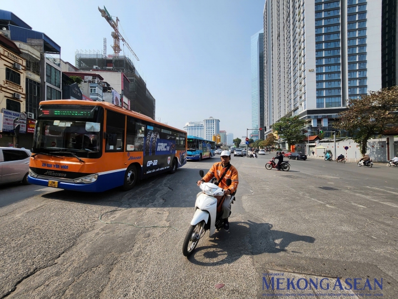 Hành vi điều khiển xe lạng lách, đánh võng bị phạt từ 6-8 triệu đồng (mức phạt hiện hành), sẽ tăng lên 8-10 triệu đồng (mức phạt mới).