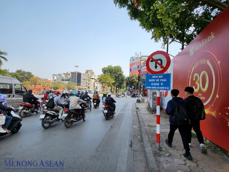 Đối với hành vi chuyển hướng không nhường đường cho người đi bộ, xe lăn hoặc xe thô sơ, mức phạt sẽ là 4-6 triệu đồng, cao hơn 13-15 lần so với mức 300.000-500.000 đồng hiện hành.