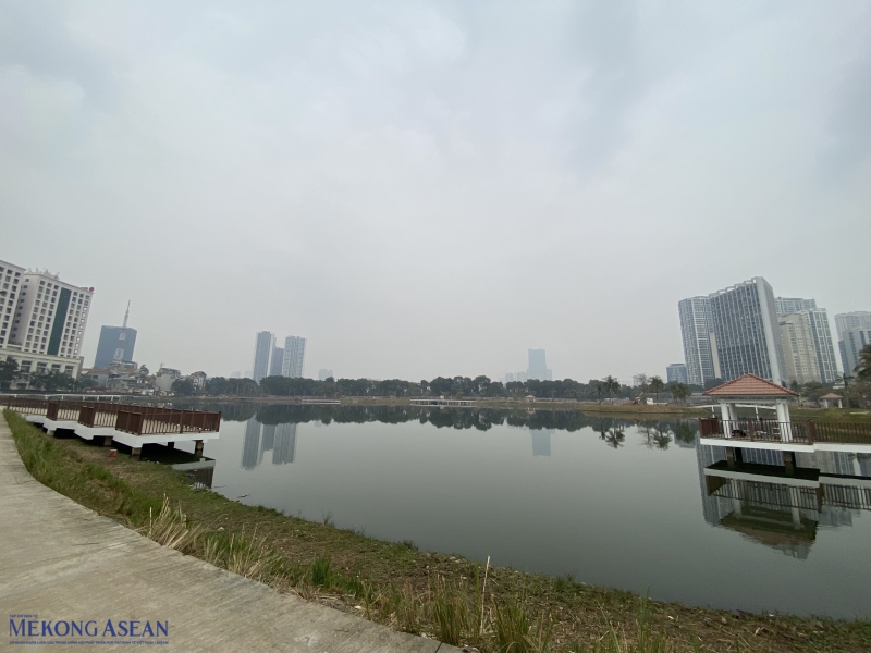 Theo giới thiệu của đơn vị thi công, công viên hồ điều hòa Phùng Khoang được thiết kế theo phong cách sân golf cao cấp. Với phong cách thiết kế này, công viên tạo được điểm nhấn sang trọng nhưng gần gũi với môi trường, cảnh quan, tạo cảm hứng sáng tạo và 