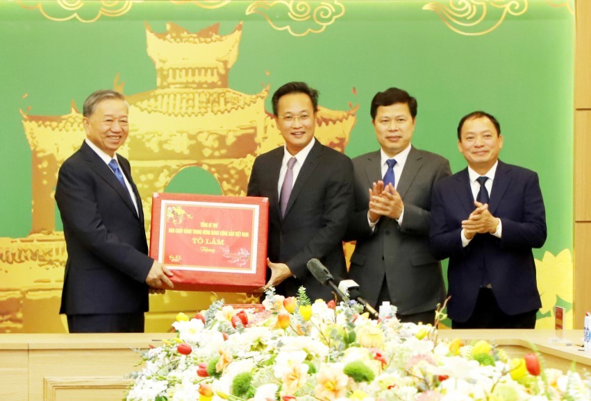 Tổng Bí thư tặng quà cho Đảng bộ, 555win phien bạn Chính Thức và nhân dân tỉnh Hưng Yên - Ảnh: 