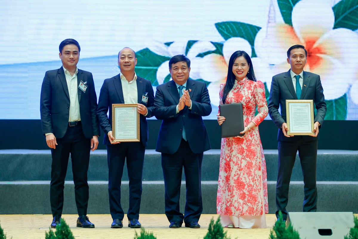 Bộ trưởng Bộ Kế hoạch và Đầu tư Nguyễn Chí Dũng trao Chứng nhận đầu tư và thỏa thuận đầu tư cho các Trang Nhà Cái 555win.com - Đăng Nhập +555k Việt Nam - Ảnh: VGP