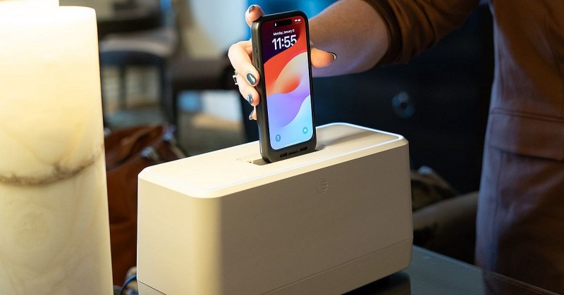 Swippitt ra mắt một phụ kiện sạc điện thoại có khả năng sạc đầy pin chỉ trong 2 giây. Ảnh: The Verge.