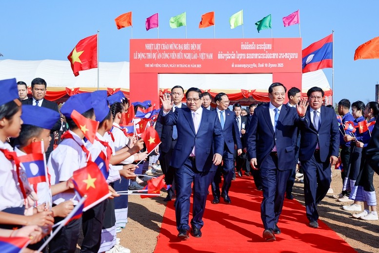 Dành ưu tiên cao nhất cho việc củng cố và phát triển quan hệ Việt - Lào