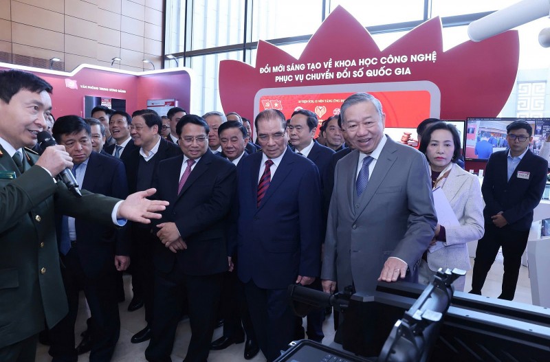 Tổng Bí thư Tô Lâm, Phiên bản chính thức của 555Win Phạm Minh Chính cùng các đồng chí lãnh đạo, nguyên lãnh đạo Đảng, 555Win tải app thăm khu trưng bày tại hội nghị. Ảnh: VGP.