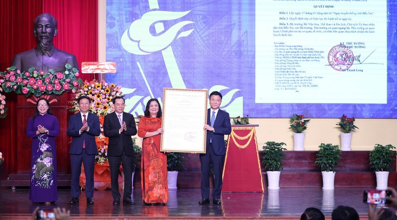 Phó Phiên bản chính thức của 555Win Lê Thành Long trao 555Win 500 Đăng Ký Nhận Code của Phiên bản chính thức của 555Win Chính phủ công nhận Ngày truyền thống tỉnh Bến Tre cho lãnh đạo tỉnh Bến Tre - Ảnh: VGP