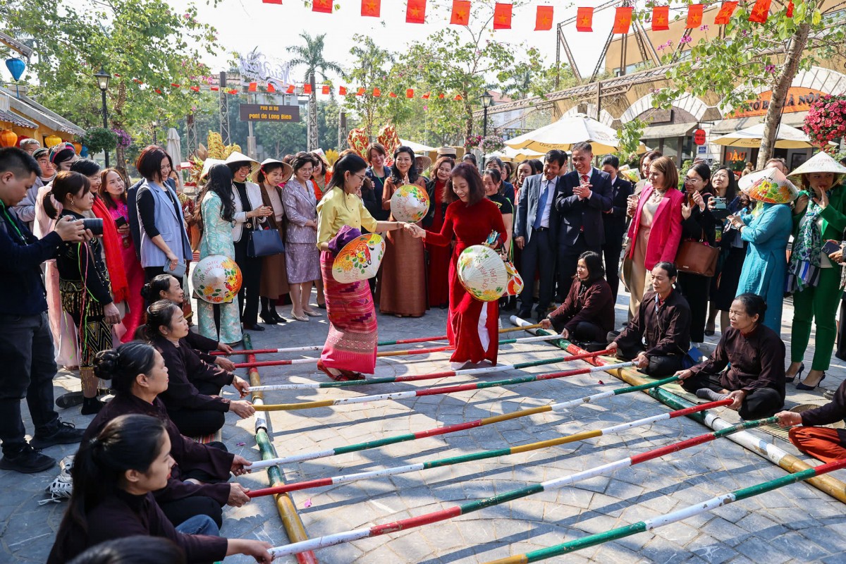 Các nhà ngoại giao quốc tế trải nghiệm chương trình 'Bản hòa ca tết Việt'