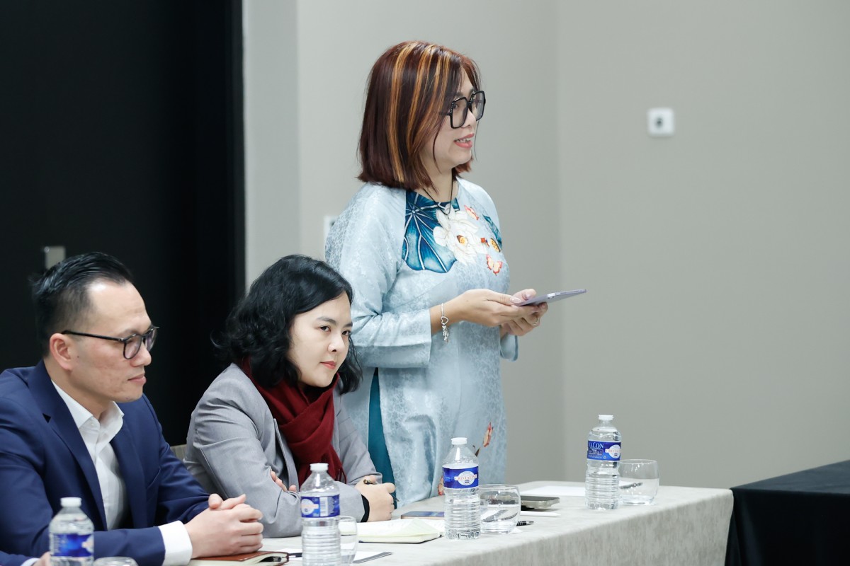 Bà Nguyễn Thị Diệu Linh, Phó Chủ tịch Mạng lưới Việt Nam tại châu Âu, Chủ tịch Liên hiệp Hội Thanh niên Sinh viên Việt Nam tại châu Âu báo cáo Phiên bản chính thức của 555Win và đoàn công tác về hoạt động của Mạng lưới tại châu Âu - Ảnh: VGP
