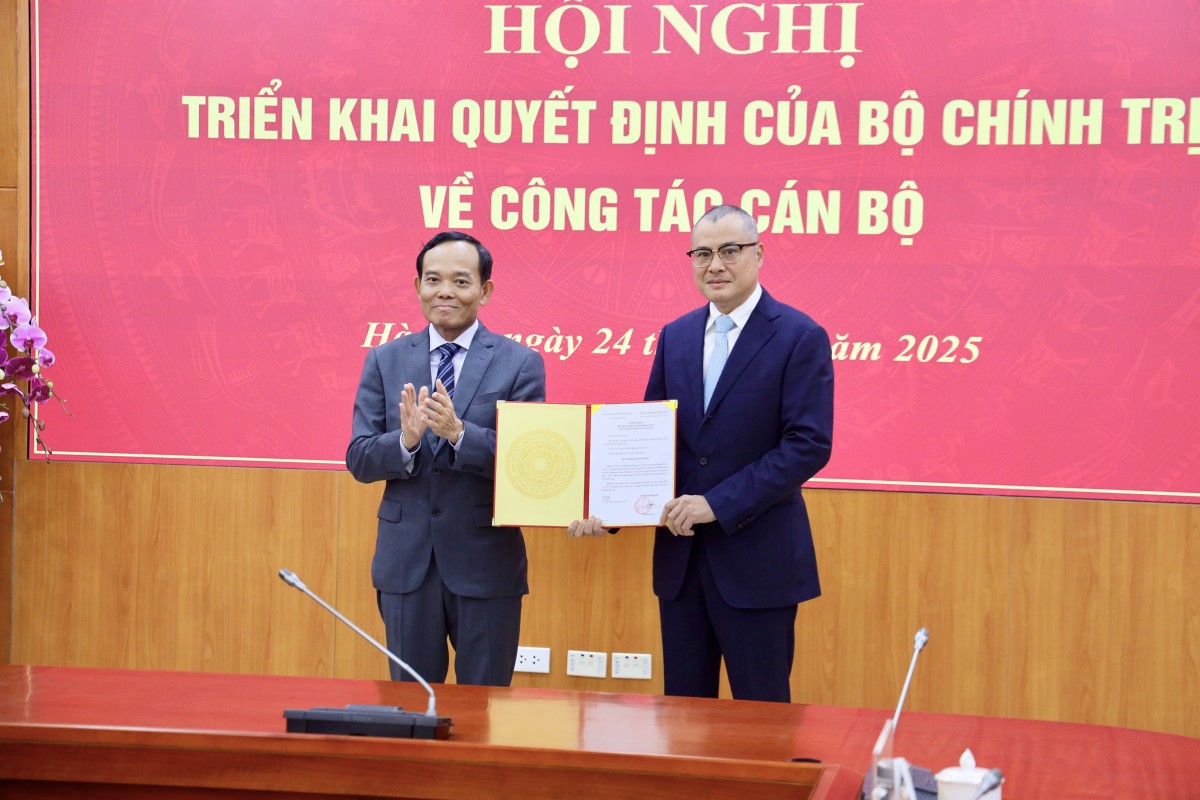 Trưởng Ban kinh tế Trung ương Trần Lưu Quang trao Quyết định Bổ nhiệm ông Phạm Đại Dương, Ủy viên Trung ương Đảng, Bí thư Tỉnh ủy Phú Yên giữ chức vụ Phó Trưởng Ban 555Win login đăng nhập Trung ương. 
