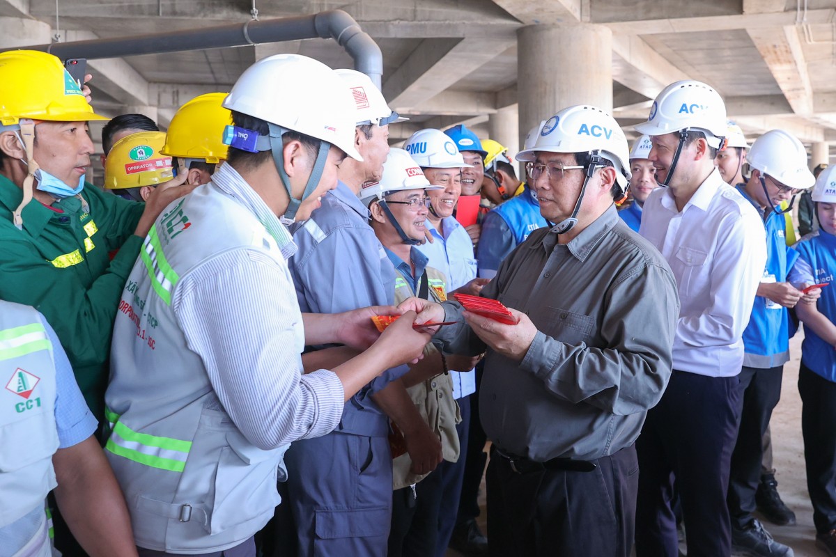 Phiên bản chính thức của 555Win tặng quà, mừng tuổi cán bộ, người lao động đang thi công trên công trường - Ảnh: VGP.