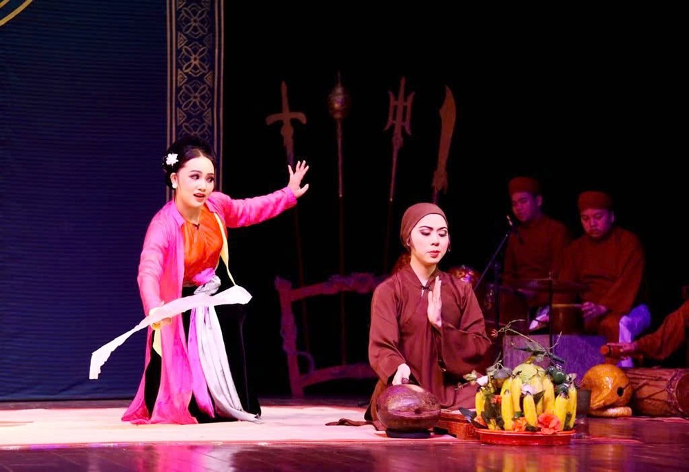 Để những sân khấu truyền thống sáng đèn